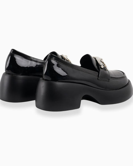 Mocasines de charol negros con hebilla plateada