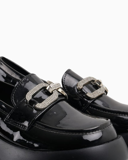 Mocasines de charol negros con hebilla plateada