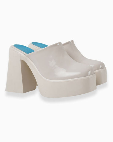 MOCASINES SUECOS CREMA CON CHAROL