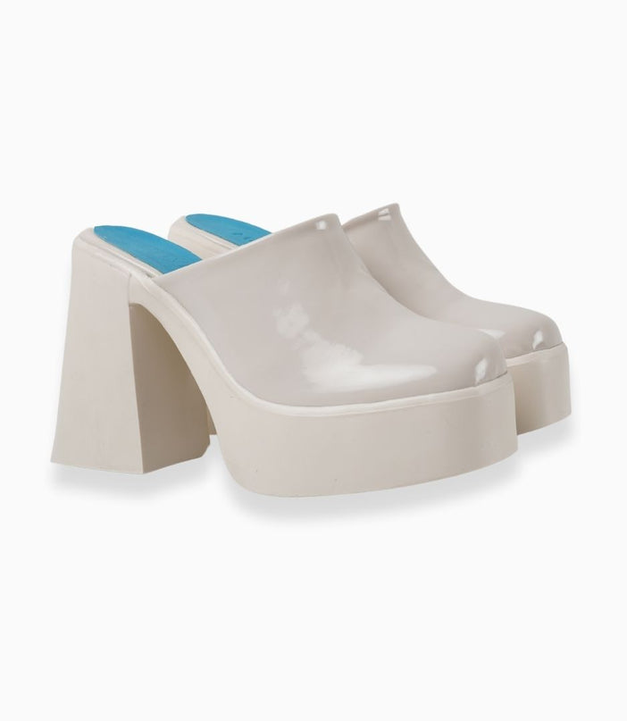 MOCASINES SUECOS CREMA CON CHAROL