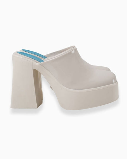 MOCASINES SUECOS CREMA CON CHAROL