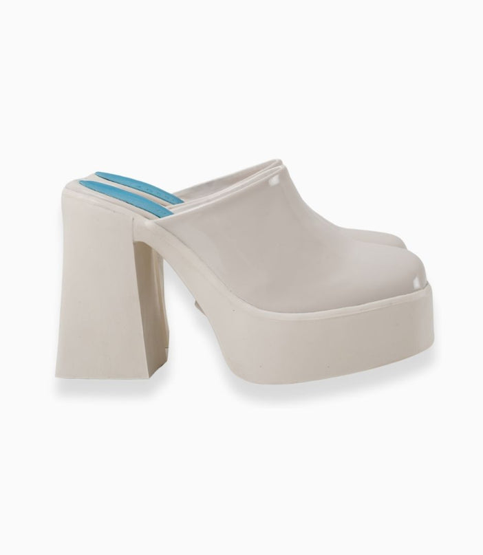 MOCASINES SUECOS CREMA CON CHAROL
