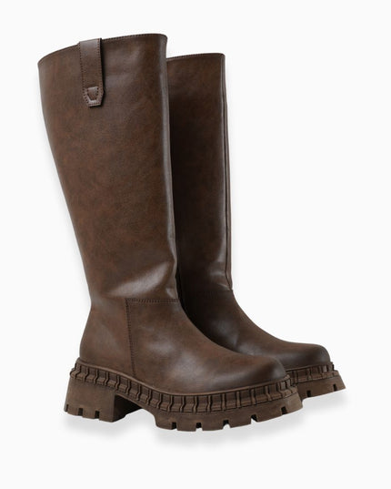 Bota larga almendra y suela chunky