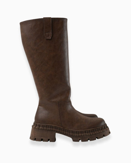 Bota larga almendra y suela chunky