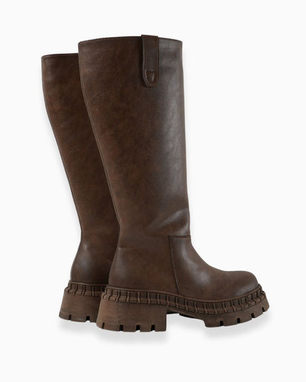 Bota larga almendra y suela chunky