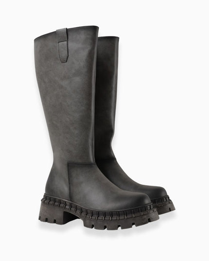 Bota larga gris y suela chunky