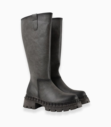 Bota larga gris y suela chunky