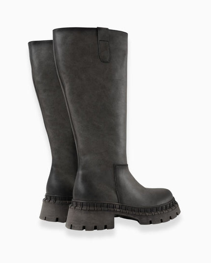Bota larga gris y suela chunky