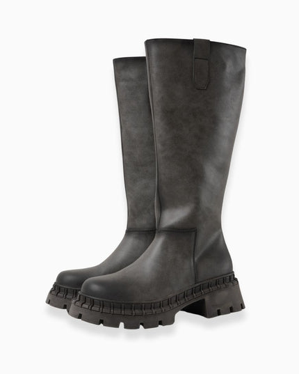 Bota larga gris y suela chunky