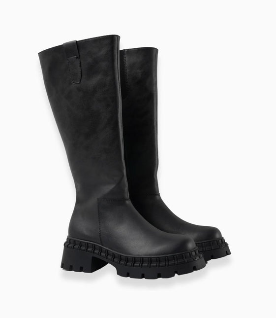 Bota larga negra y suela chunky