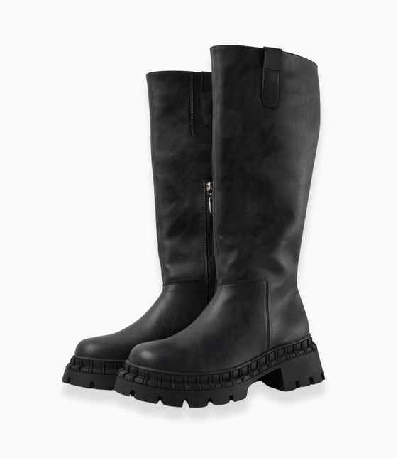 Bota larga negra y suela chunky