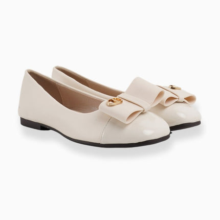 Baletas beige con lazo y detalles dorados