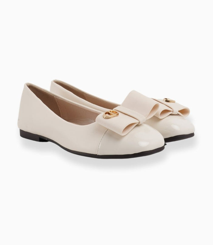 Baletas beige con lazo y detalles dorados