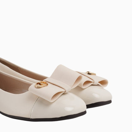 Baletas beige con lazo y detalles dorados