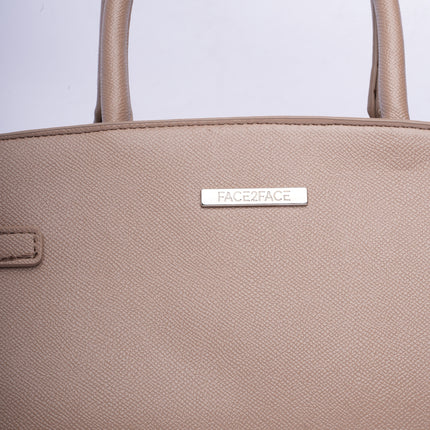 Bolso con diseño elegante beige