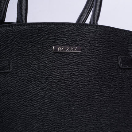 Bolso con diseño elegante negro