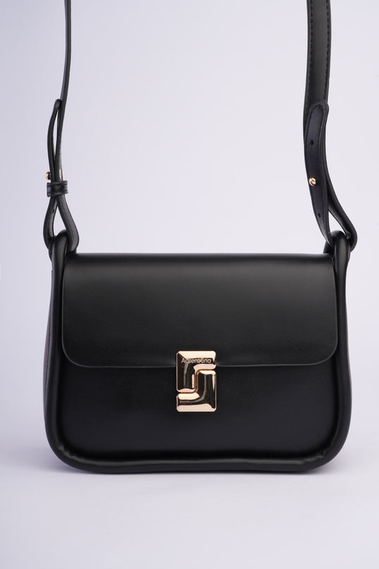 Bolso negro mediano con correa