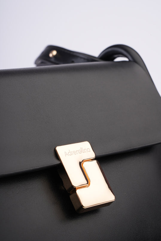 Bolso negro mediano con correa