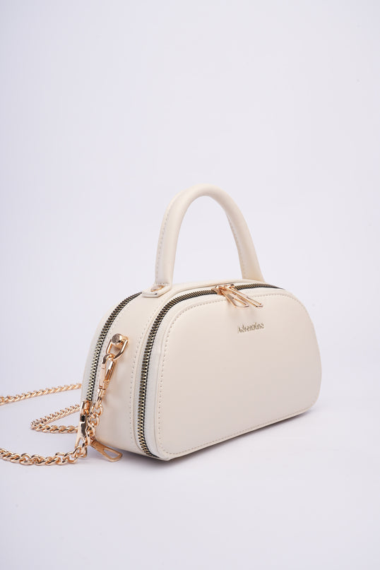 Bolso pequeño beige con cadena