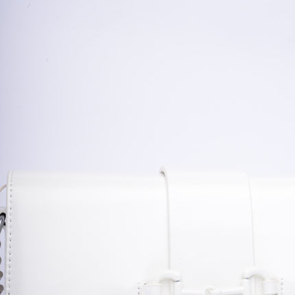 Bolso pequeño blanco con cadena