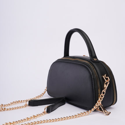 Bolso pequeño negro con cadena