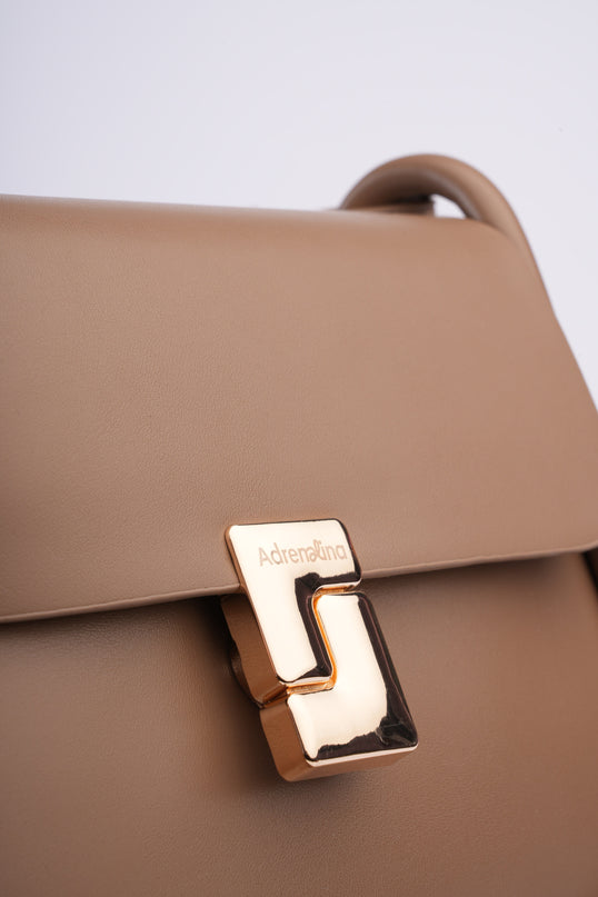Bolso taupe mediano con correa