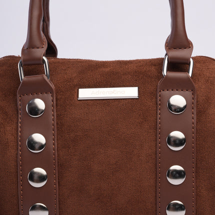 Bolso tipo baúl café en gamuza