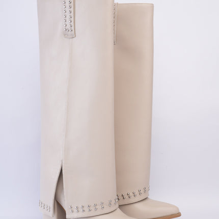 Bota larga beige con capa y taches
