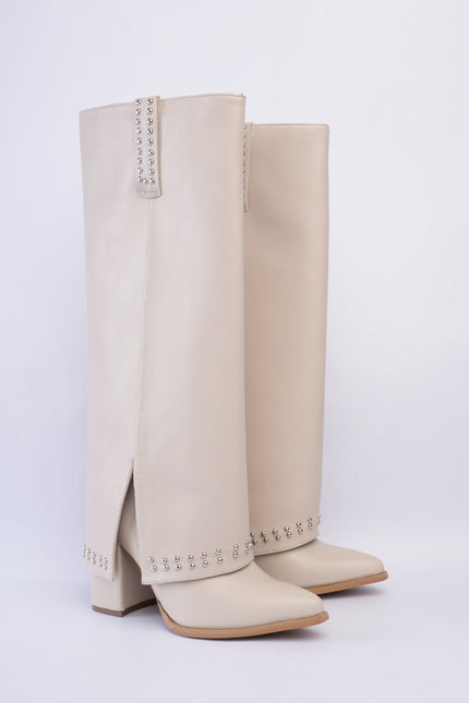 Bota larga beige con capa y taches