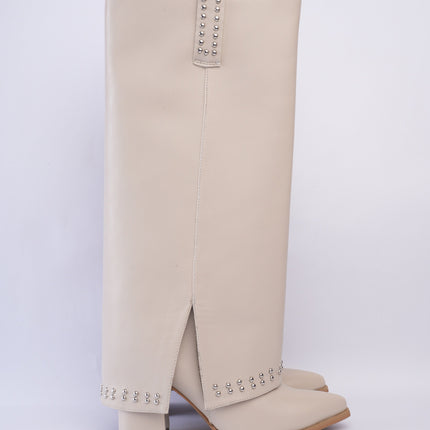Bota larga beige con capa y taches