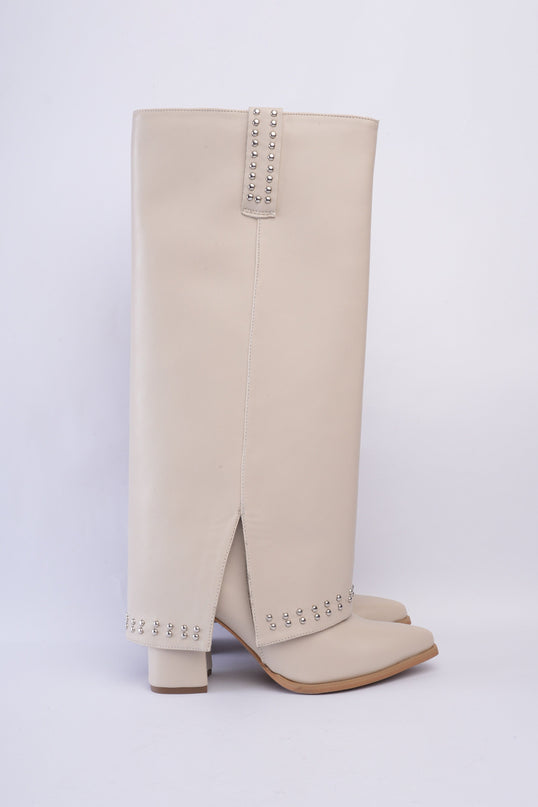 Bota larga beige con capa y taches