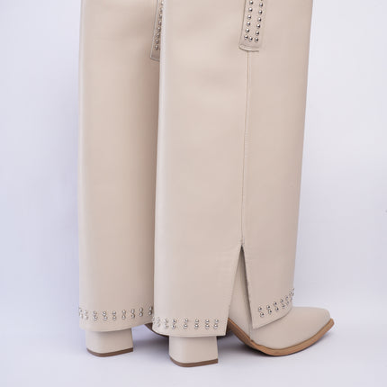 Bota larga beige con capa y taches