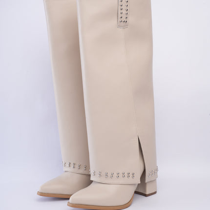 Bota larga beige con capa y taches