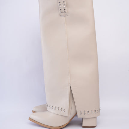 Bota larga beige con capa y taches