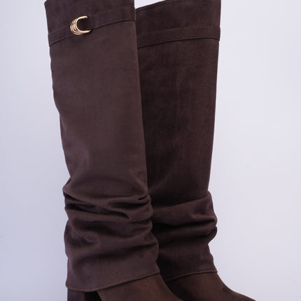 Bota larga café con capa corrugada