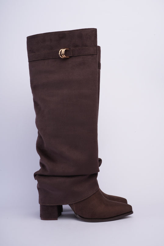 Bota larga café con capa corrugada