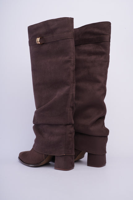 Bota larga café con capa corrugada
