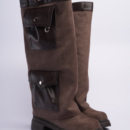 Bota larga fumo con capa y bolsillos