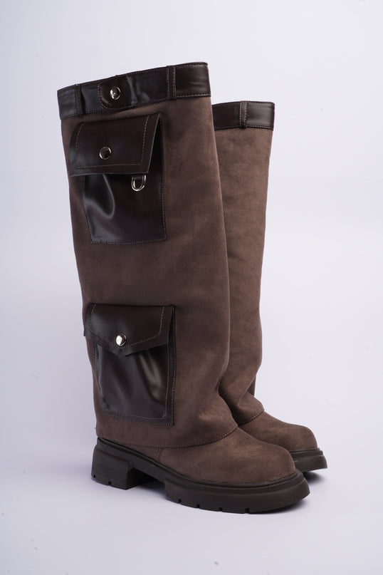 Bota larga fumo con capa y bolsillos