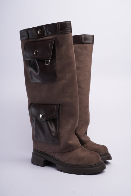 Bota larga fumo con capa y bolsillos