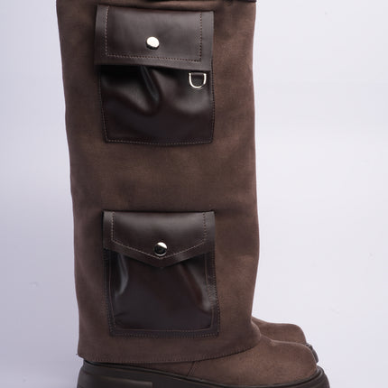 Bota larga fumo con capa y bolsillos