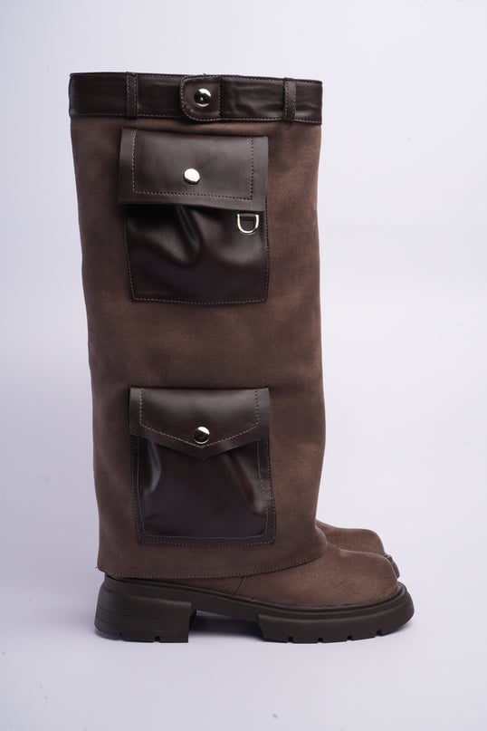 Bota larga fumo con capa y bolsillos