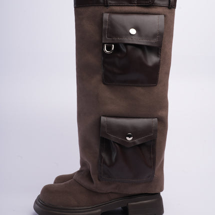 Bota larga fumo con capa y bolsillos