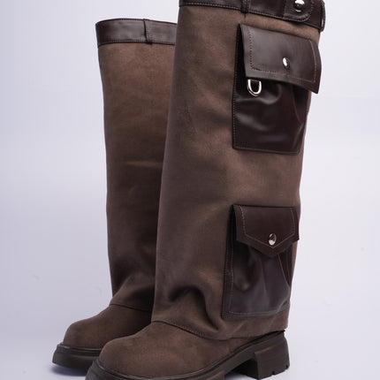 Bota larga fumo con capa y bolsillos