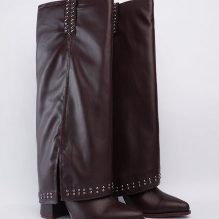 Bota larga marrón con capa y taches