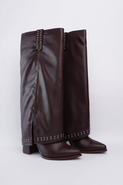 Bota larga marrón con capa y taches