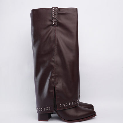 Bota larga marrón con capa y taches