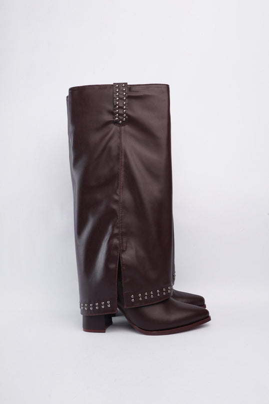 Bota larga marrón con capa y taches