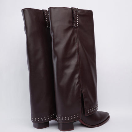 Bota larga marrón con capa y taches