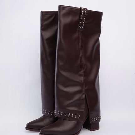 Bota larga marrón con capa y taches